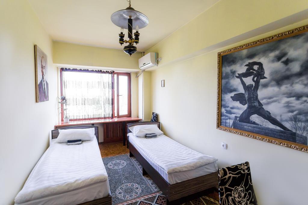 Ussr Hostel Bishkek Esterno foto